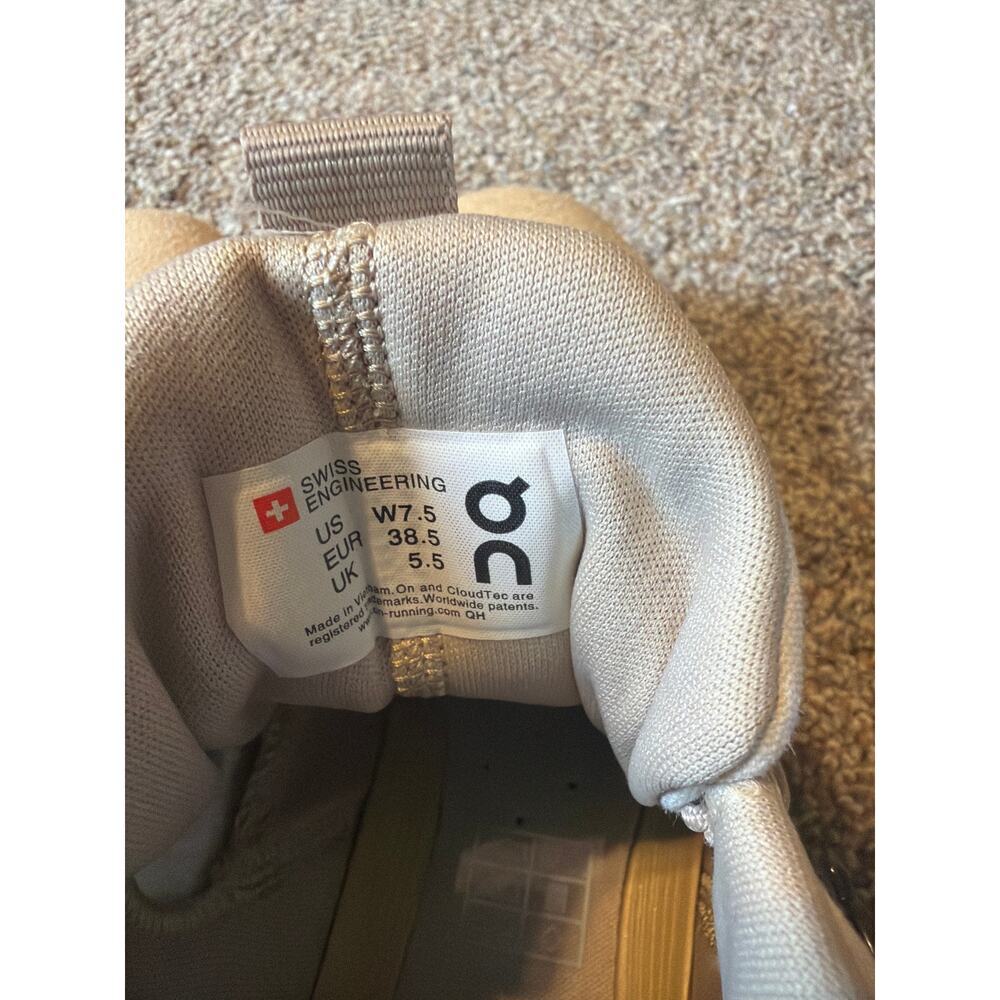 ON Running Cloud Women’s Hi Shoe. Size 7.5 - Picture 6 of 7